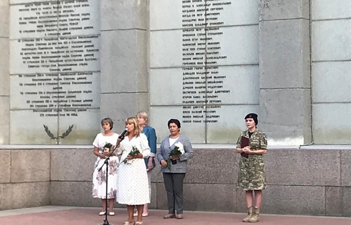 Митинг, посвящённый Дню памяти детей-жертв войны в Донбассе прошёл у мемориала «Вечный огонь» в Иркутске.