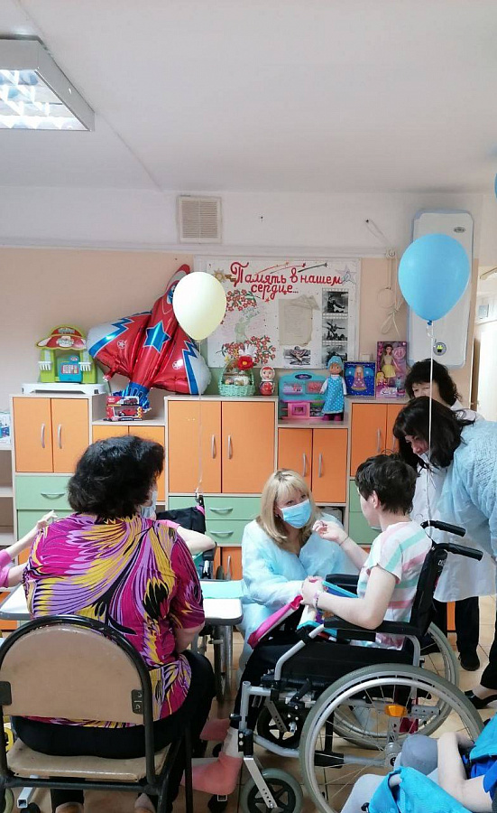 31 мая Афанасьева Т.В. совместно с первым заместителем министра социального развития, опеки и попечительства Иркутской области Макаровым А.С. посетила Иркутский детский дом для детей-инвалидов №2.
