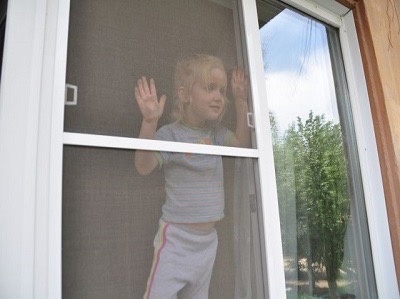 Уважаемые родители, убедительно обращаюсь к Вам не оставлять своих детей без присмотра в комнате, где есть свободный доступ к окну.