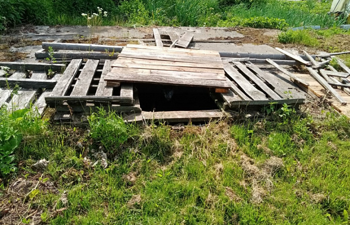 В выходные в Иркутском районе произошла трагедия, 4-летний малыш упал в уличную выгребную яму.