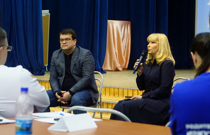 В Ангарске, на базе Регионального центра выявления и поддержки одаренных детей «Персей», Министерство образования Иркутской области проводит региональный родительский форум, посвященный Году Семьи.
