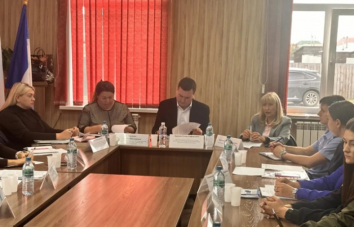 В рамках продолжения работы по анализу ресурсов муниципальных образований вчера Уполномоченный принял участие в заседании комиссии по делам несовершеннолетних и защите их прав Иркутского муниципального округа.