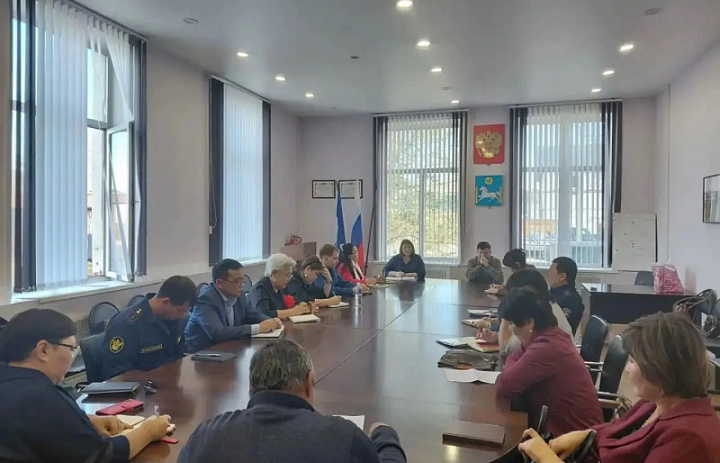 Помочь семье вовремя: рабочий визит в Эхирит-Булагатский район