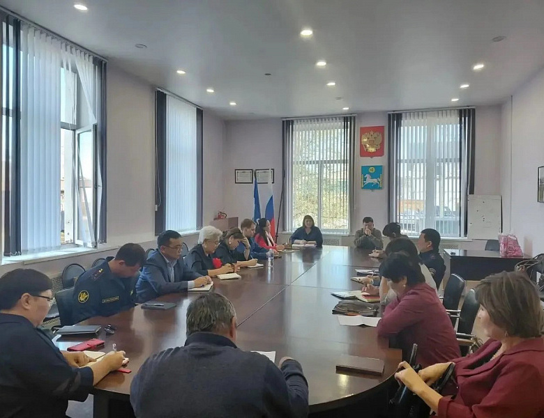 Помочь семье вовремя: рабочий визит в Эхирит-Булагатский район
