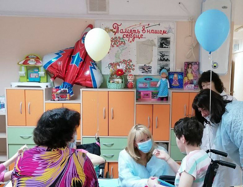 31 мая Афанасьева Т.В. совместно с первым заместителем министра социального развития, опеки и попечительства Иркутской области Макаровым А.С. посетила Иркутский детский дом для детей-инвалидов №2.
