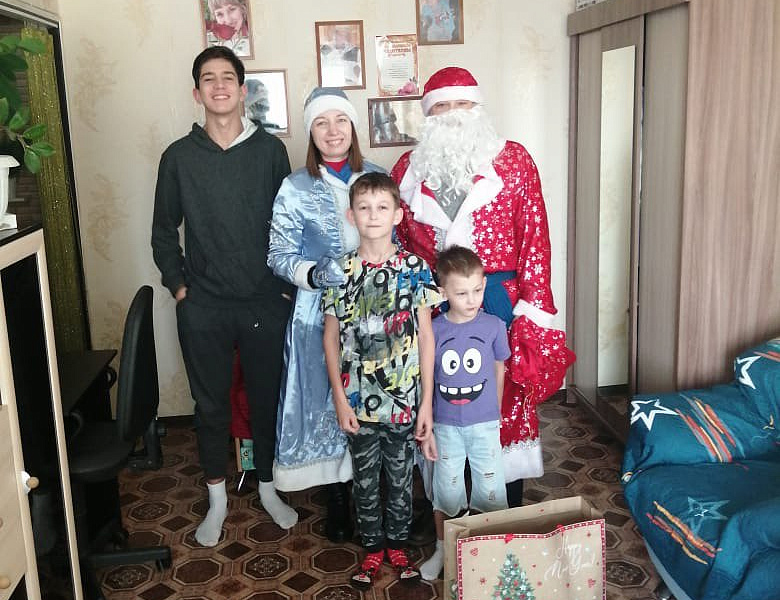 В преддверии Нового года Дед Мороз приехал к детям из семей, которые находятся на сопровождении в аппарате Уполномоченного.  